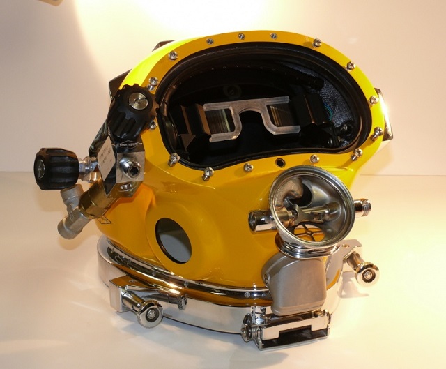 HeadsUp Display for Diving Helmets